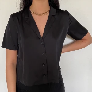 Skjorta/Blus - En blus från hm i storlek 38! Så simpel och bra i längden! Använd 1 gång! 😇 (SWISH) frakt =55kr