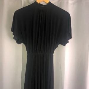 Klänning - Svart klänning från Gina Tricot. Endast använd ett fåtal gånger. Säljer då den tyvärr är för liten.