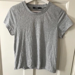 Grå T-shirt  - Grå T-shirt  57kr inkl frakten 