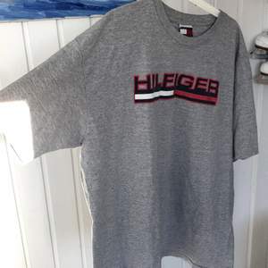 Äkta Tommy Hilfiger t-shirt inköpt 2002 i LA. XXL men mer som XL. 