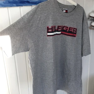 Tommy hilfiger t-shirt - Äkta Tommy Hilfiger t-shirt inköpt 2002 i LA. XXL men mer som XL. 