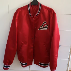 collage jacka  - Köpt för 500, få gånger använd och har inga fel ! Supersnygg