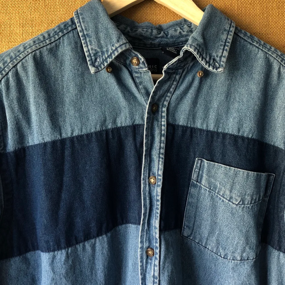 Skitsnygg jeansskjorta av märket Basic Editions. Väldigt bra kvalité på jeans 🙌💙 (köparen står för frakt). Skjortor.