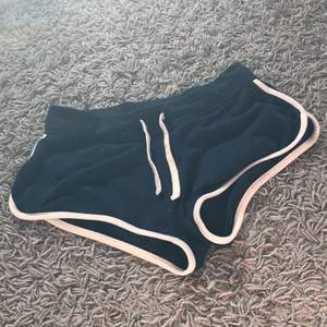 Ett par mjukis shorts från HM som inte används, säljer pga att det har blivit för små.(köparen står för frakten)😊