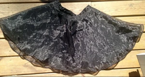  - Svart kjol i storlek S. Midjemåttet är 74 cm. Aldrig använd. 