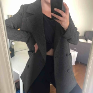  - En skitsnygg kavaj/jacka. Den funkar perfekt som jacka vår/höst eller kallare somrar men på vintern kan man ha den som en varmare kavaj😁 Den är i bra skick. Frakt tillkommer!