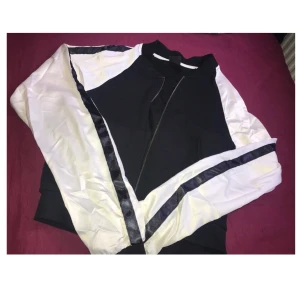 Biker/bomber - En blandning av biker/bomber tröja? Ärmarna är mjuka i silke med inga defekter på kedjan. Är relativt tunn så passar perfekt till sommar/vår :) 