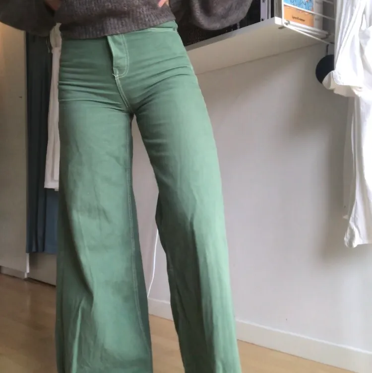 Supercoola gröna vida byxor från Zara i storlek 32 . Brukar i vanliga fall ha storlek 36 i byxor, de är alltså stora i storleken och passar för mig! . Jeans & Byxor.