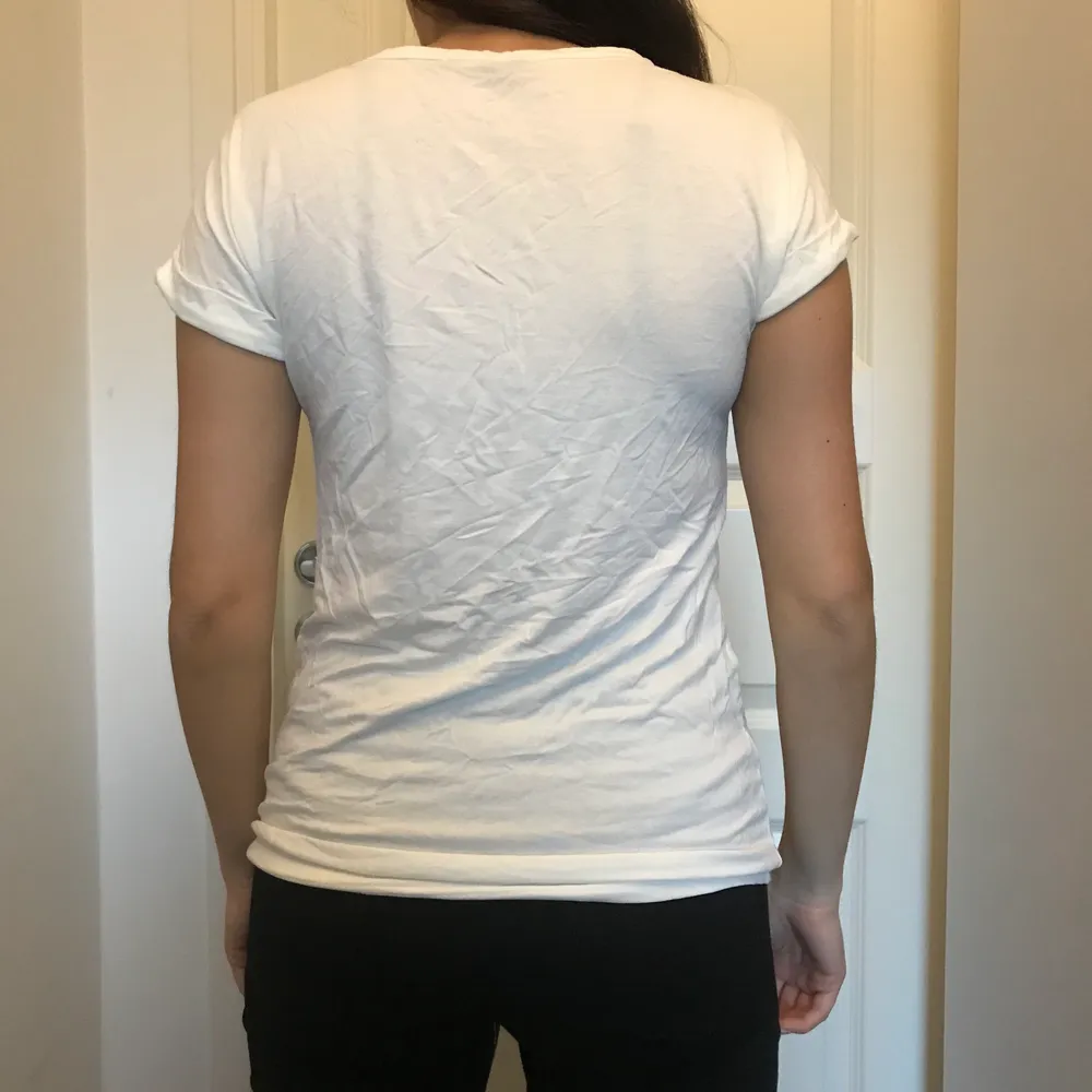 Splitter ny en väldigt enkel vitt t-shirt ifrån Boohoo, storlek S🌸 Köparen betalar för frakten🌸. T-shirts.