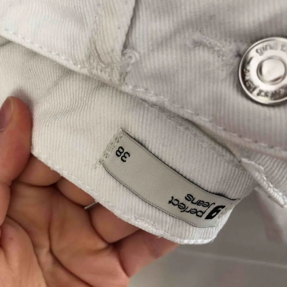 Jättefina vita jeans i storlek 38 som tyvärr blivit för små för mig😢 Köparen står för frakt🌍 Vill bli av med allt så fort som möjligt så kolla gärna in mina andra annonser också 🥰. Jeans & Byxor.