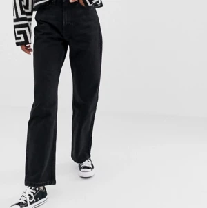 Jeans från weekday  - Säljer dessa grymt snygga Jeans, som jag köpte här på plick (super fint skick). Storlek: 26/30💕 Vill ni har flera bilder skickar jag naturligtvis!