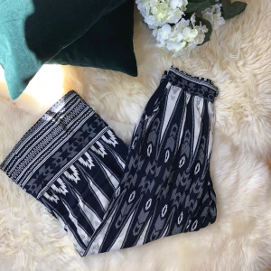 Byxor - Supersköna byxor. Endast använda 1 gång, då dom va för långa för mig. Storlek M. Frakt ingår i priset :)