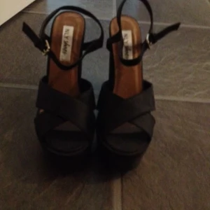  - Skor från Nelly.com Storlek: 39 Skick: oanvända  nypris: 400:- 