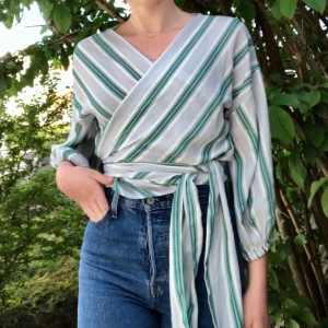 Blus striped - Storlek M, passar även XS-S (justerbar). Luftig och bekväm kvalitet, smickrande passform. Ordinarie pris: 400kr. 