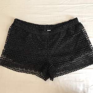 Svarta shorts med broderat mönster. Använt tre/fyra gånger och säljer pga ej min stil längre. Storlek S. 40kr + frakt 🧚‍♀️