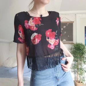 tröja med fransar  - jätteskön tröja med rosmönster och fransar nertill! nyskick!