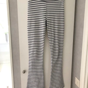 Svea byxa - Skön randig mjukisbyxa från Svea i storlek S, fint skick. 