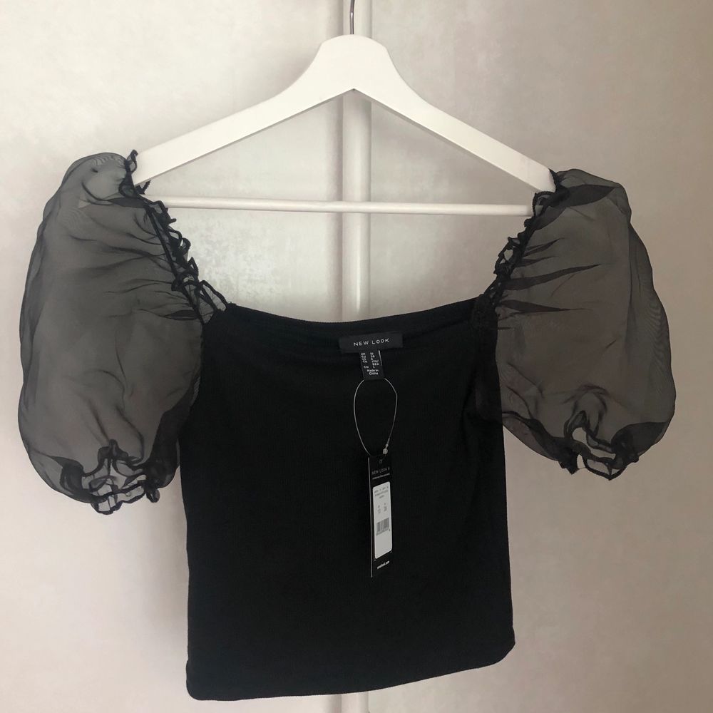 Supersöt organzatop med puffärm. Fin till både vardags och fest. Helt oanvänd med prislapp kvar, köpt på ASOS och är slutsåld på hemsidan. Säljer för 140kr eller högsta bud. Köparen står för frakten. Önskas fler bilder är det bara att hojta till!!🌸. Toppar.