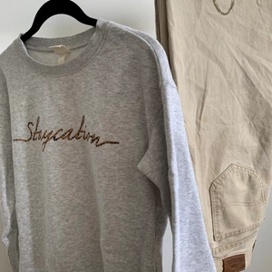 Sweatshirt - Sweatshirt med motiv på. Väldigt skön med lite mjukare tyg på insidan. Som ny då den endast använts 2 tillfällen. Pris kan diskuteras. Köparen står för frakt 📦 