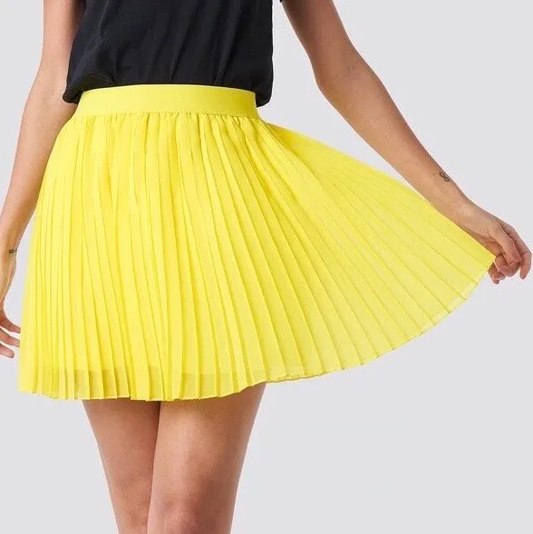 Supersöt gul plisserad kjol från NA-KD! Inte använd mer än 5 gånger, alltså i jättebra skick, i stort sätt som ny! Storlek XXS men eftersom det har ett resorband i midjan passar den även XS. 🌼. Kjolar.