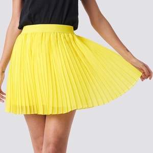 Supersöt gul plisserad kjol från NA-KD! Inte använd mer än 5 gånger, alltså i jättebra skick, i stort sätt som ny! Storlek XXS men eftersom det har ett resorband i midjan passar den även XS. 🌼