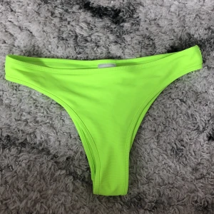 Neongröna bikinitrosor  - Såå snygga helt oanvända bikinitrosor! Köpte fel storlek och tog bort lapparna så kan ej lämna tillbaka. De är endast testade (med underkläder) och tvättade. Kan mötas i Sthlm 