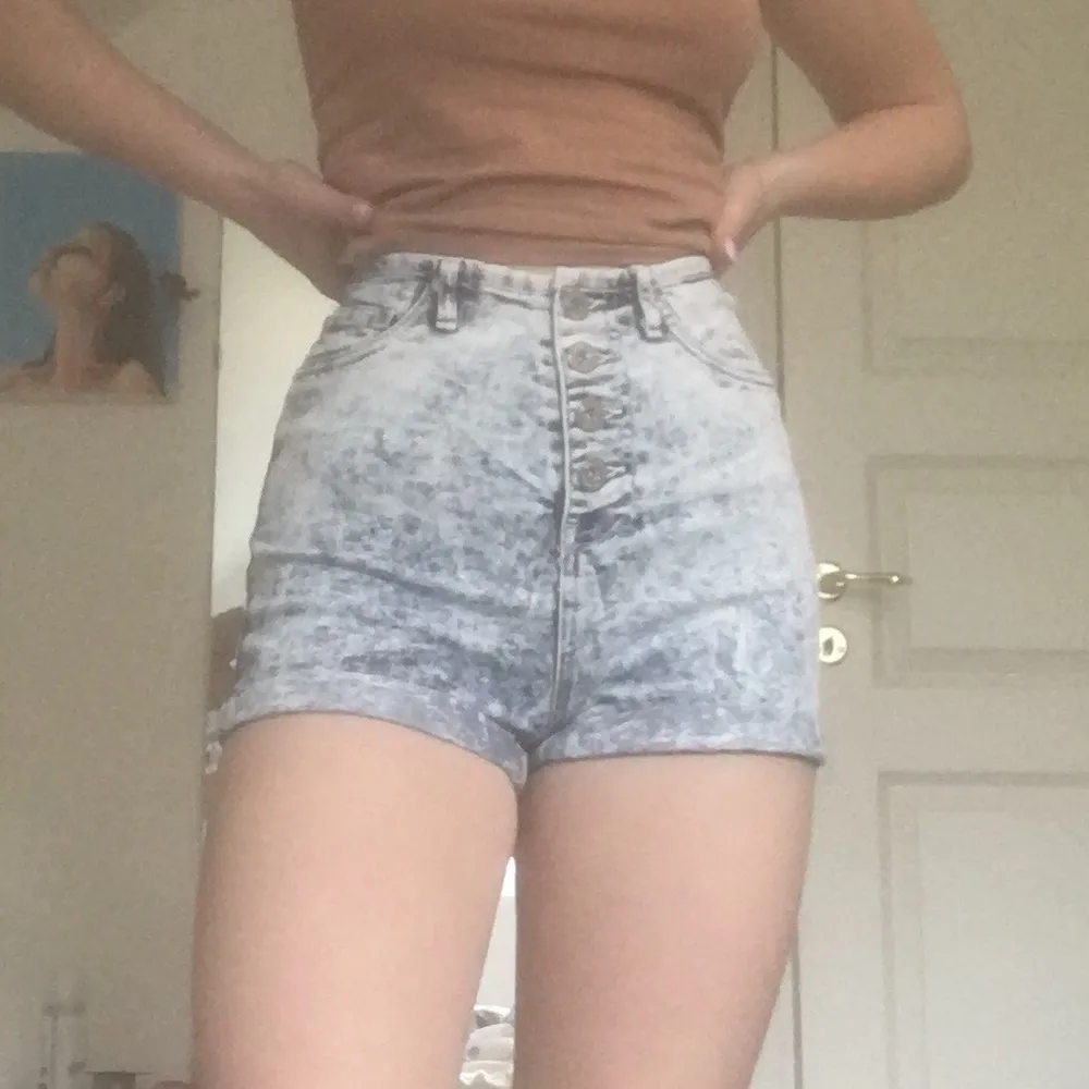 Skönaste shortsen nånsin! De är ganska runt jeans tyg å stretchiga vilket gör så dom sitter perfekt💫💖. Shorts.