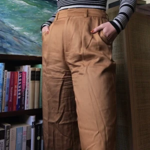 Beige/bruna byxor från gina tricot - Beige/bruna extremt sköna kostymbyxor från gina tricot. Använda 1-2 ggr. Nypris: 599:- Strl 36 men de passar 38 också. Sitter nog bättre om man har en rumpa till skillnad från mig🥴 FRI FRAKT :)