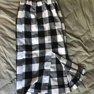  - En rutig knälång kjol från monki. Den sitter lite tajt på mig som har 34/36 men den funkar. Säljer pga inte riktigt min stil🧡