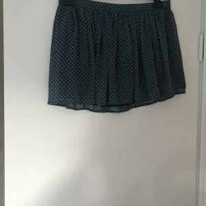 Kjol st 38 - Kjol köpt i Kroatien så vet ej butik, storleken står ej men skulle säga 38-40. Priset är inklusive frakt