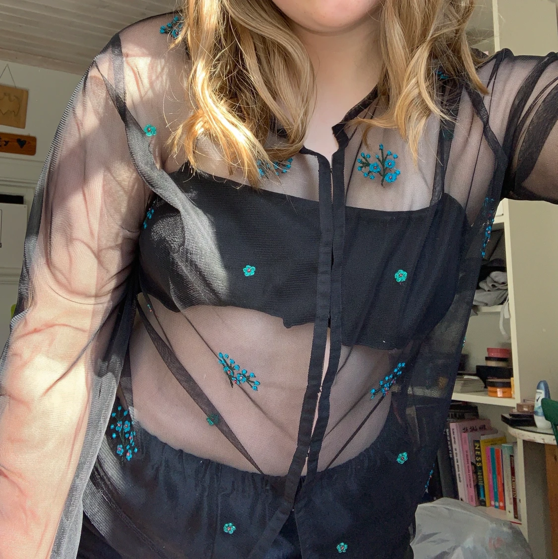 Blus i mesh med broderade blommor - 90