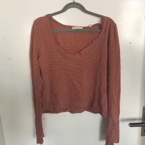 Långärmad tröja - En brun långärmad tröja med vita ränder. Köparen står för frakt 