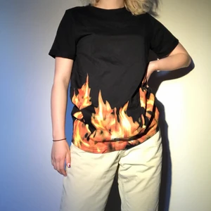 T-Shirt med flames - Cool T-shirt med flames. Knappt använd så i princip nyskick. Frakten ingår i priset (44kr) och betalning sker via swish innan paketet skickas ❤️
