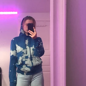 Klorin blekt hoodie - Egen blekt hoodie med klorin, retro stil typ men passar inte mig:/ Pris kan diskuteras. Frakt betalas av köparen 