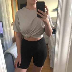  - Skitsnygg T-shirt i en kallare beige färg, bra skick. Den är en boxig modell som gör att den blir lite oversized. Frakt tillkommer☺️