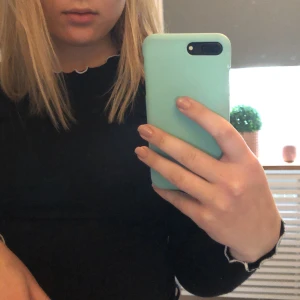 Långärmad tröja - En svart, långärmad tröja som är lite ribbad och högre i halsen, köparen står för frakt💓