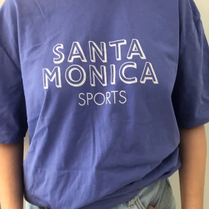 T-shirt från H&M storlek L - En oversized t-shirt från H&M i fint skick, jag skulle säga att den är mera som en M