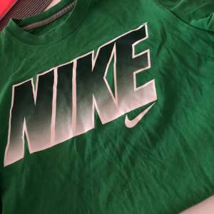 Nike T-shirt storlek 158-164, typ S 
