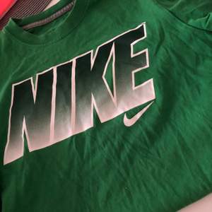 Nike T-shirt storlek 158-164, typ S 