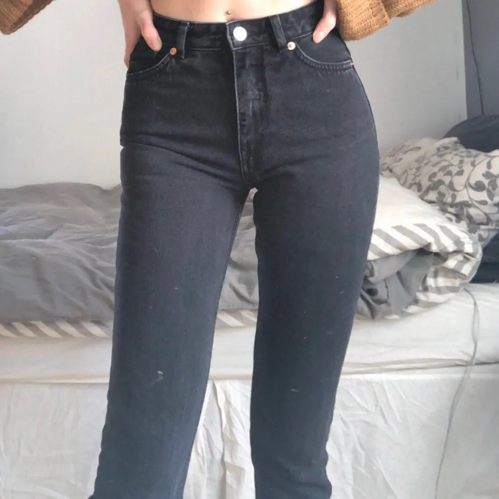 Sunper snugga mom jeans från monki med superfin passform! Jag är 176cm. Jeans & Byxor.
