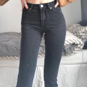 Mom jeans  - Sunper snugga mom jeans från monki med superfin passform! Jag är 176cm