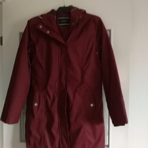 Jacka  - Ny varmfodrade jacka, str. 38,pris 200kr