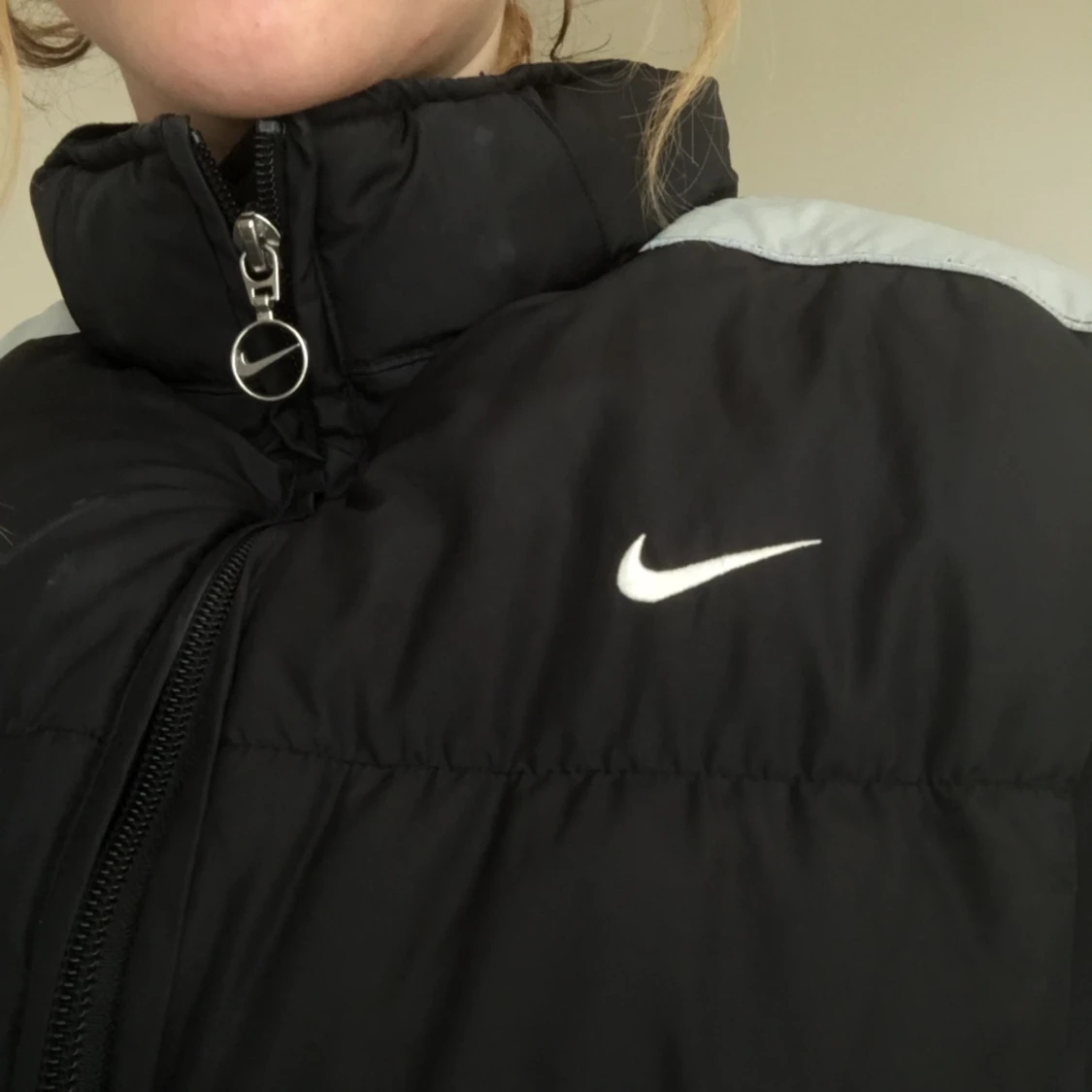 Grå och svart puffer från Nike  - 90