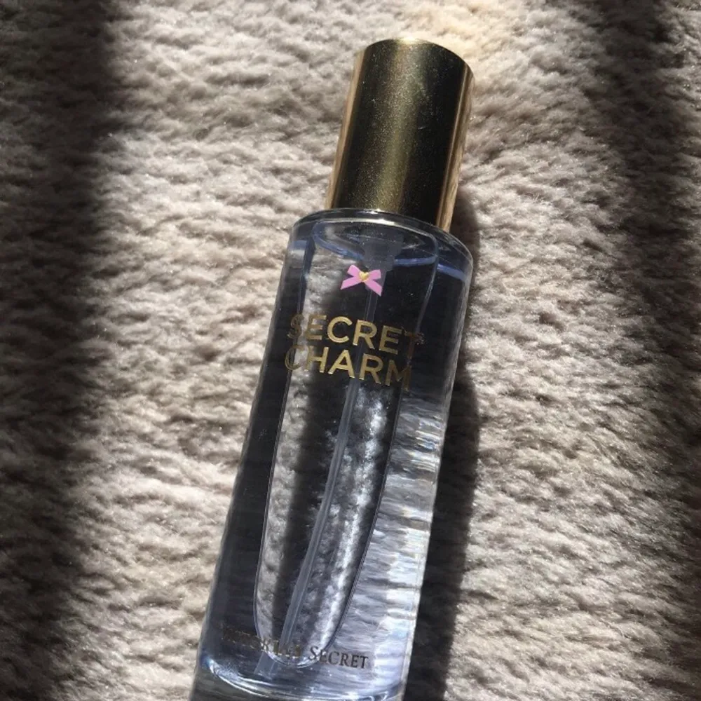 Victoria Secret parfym i doften Secret charm. Nästan aldrig använd💕. Övrigt.