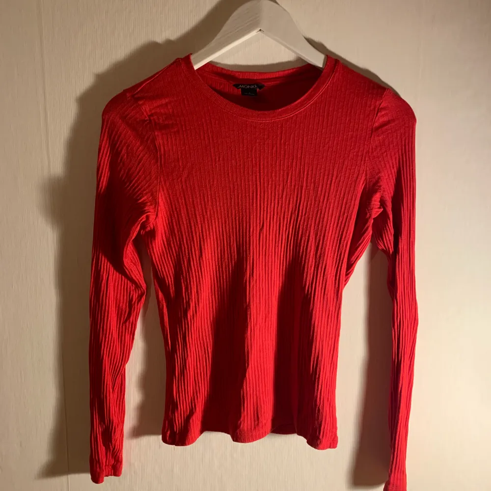 Fint skick, använd 1 gång, långärmad röd tröja från Monki! Så fin varm röd färg :-). Toppar.
