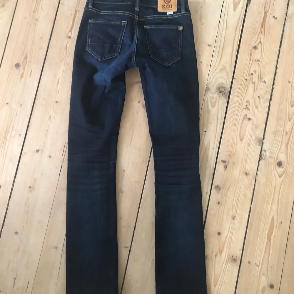 Ett par supersnygga bootcut jeans från märket Kings Of Indigo i storlek 26x 32:) dem är i väldigt bra skick och sitter som en smäck😝 de är ganska små i storleken, nypris är ca 1200kr . Jeans & Byxor.