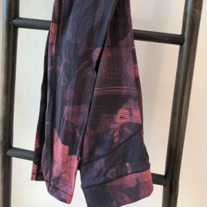  - Säljer dessa sjukt coola och snygga träningsbyxorna från Casall. Knappt använda och är därför i super fint skick! 