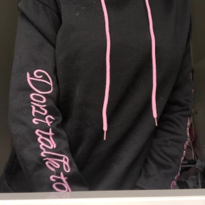 Ny rosen hoodie - Helt ny rosenhoodie som passas storlek XS-S! Den är superfin fasst hooden är lite speciellt designad och kan se konstig ut me den på! Annars jättefin med rosiga mönster!