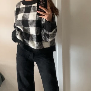 Rutig stickad tröja.  - Använd en gång. Storlek M. 