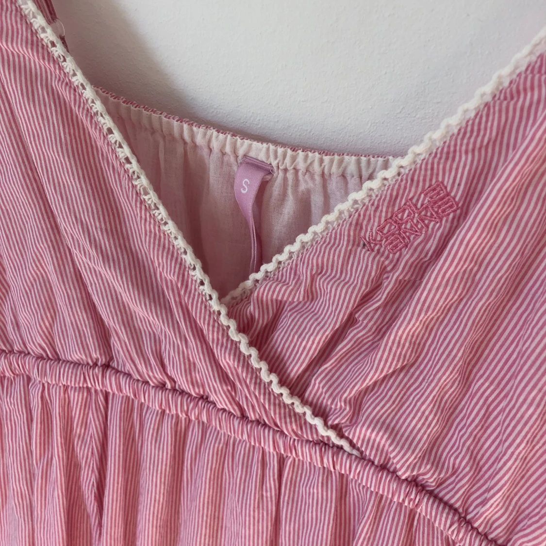 Somrig klänning med spets i underkant - 90